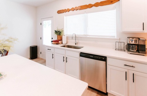 Athens House | Mid-Term Discounts - Near Downtown, UGA, Hospital