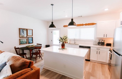 Athens House | Mid-Term Discounts - Near Downtown, UGA, Hospital