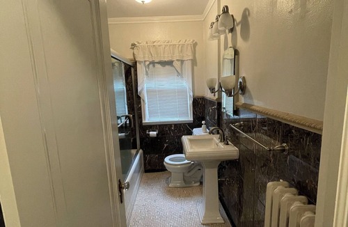 Highland House | Mid-Term Rental - Over 30 Days - Saint Paul near colleges