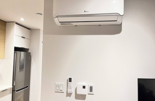 Cote-Des-Neiges—Notre-Dame-De-Grace Apartment | Mid-Town Luxurious 1br condo w/FREE parking