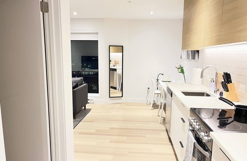 Cote-Des-Neiges—Notre-Dame-De-Grace Apartment | Mid-Town Luxurious 1br condo w/FREE parking