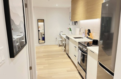 Cote-Des-Neiges—Notre-Dame-De-Grace Apartment | Mid-Town Luxurious 1br condo w/FREE parking