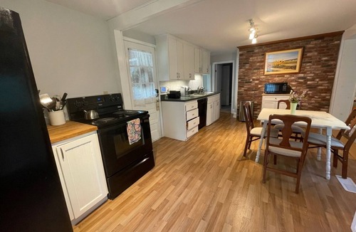 South End House | Mid-week Retreat! Work by day, play by night! Spacious 5BR Near UVM