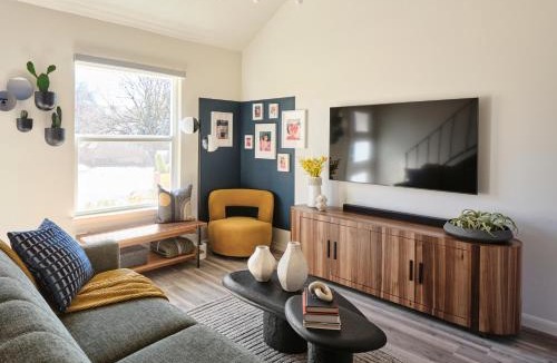 St. Edwards Apartment | Midcentury Couples Designer Loft - Casa Tuya