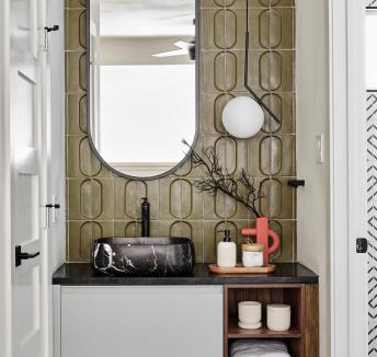 St. Edwards Apartment | Midcentury Couples Designer Loft - Casa Tuya