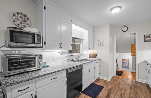 North Garrett Road House | Midcentury Home w/King suites near Duke/Downtown