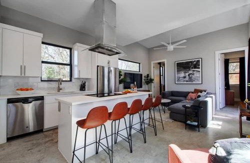 Montopolis House | Midcentury Luxury Home with Outdoor Deck