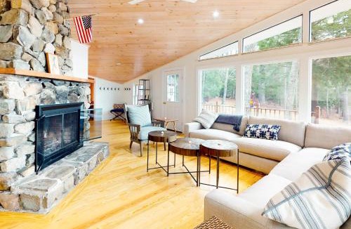 Nobleboro House | Midcentury Meets Rustic Lakefront