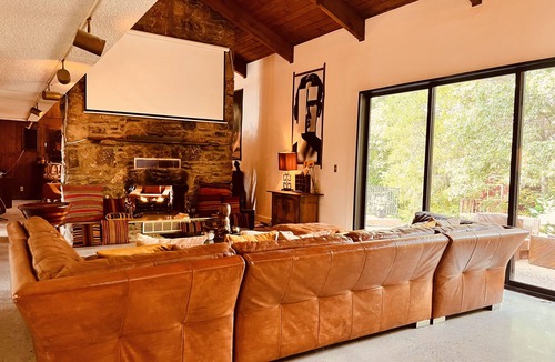 Davidson County House | Midcentury modern dream home with a Graceland twist