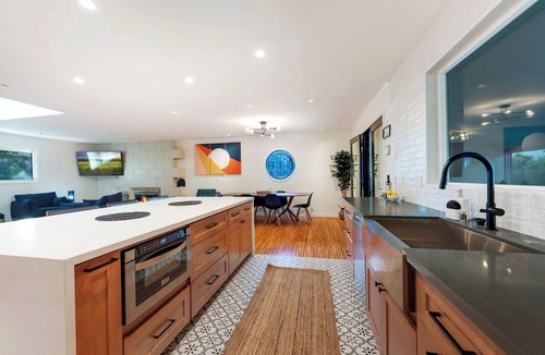 Memorial Hospital Neighborhood House | MidCentury Modern Wine Country Private Pool & Spa