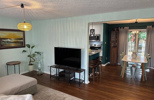 Norfolk House | Midcentury traditional house in delightful Norfolk with AC, WiFi, fitness room