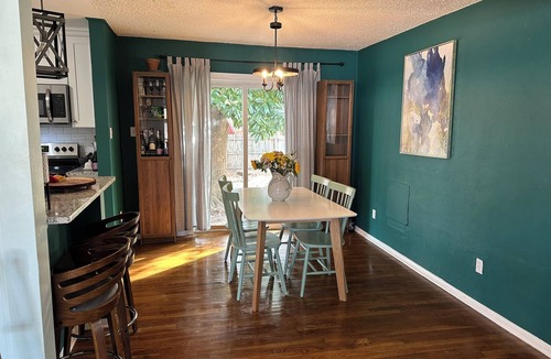 Norfolk House | Midcentury traditional house in delightful Norfolk with AC, WiFi, fitness room