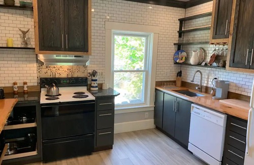 Bath House | MIDCOAST, HISTORIC, FRESH. DOWNTOWN BEAUTIFUL BATH with Laundry