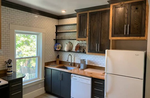 Bath House | MIDCOAST, HISTORIC, FRESH. DOWNTOWN BEAUTIFUL BATH with Laundry