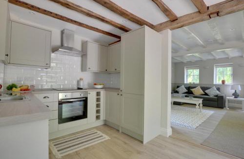 Charcott House | Middle Barn