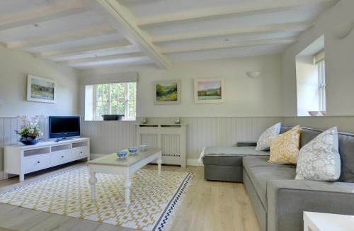 Charcott House | Middle Barn