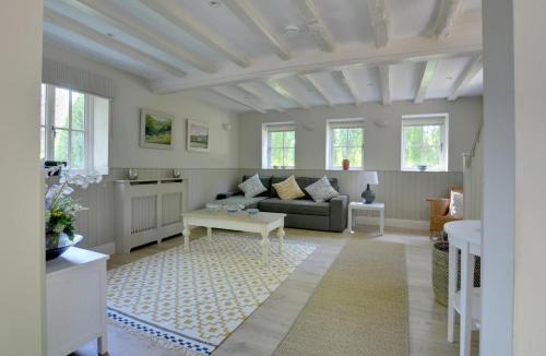 Charcott House | Middle Barn