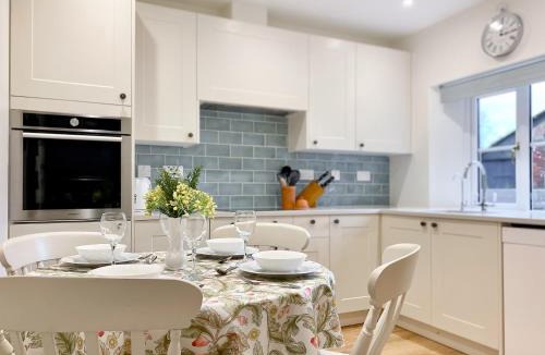 Broad Hinton House | Middle Farm Cottage