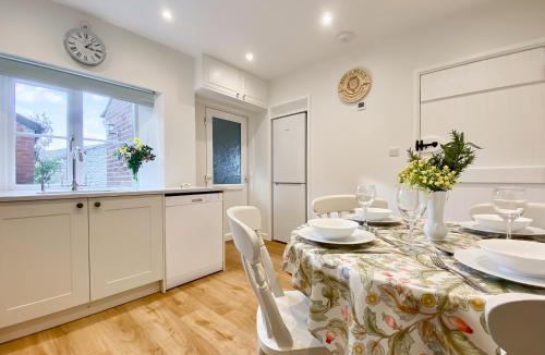 Broad Hinton House | Middle Farm Cottage
