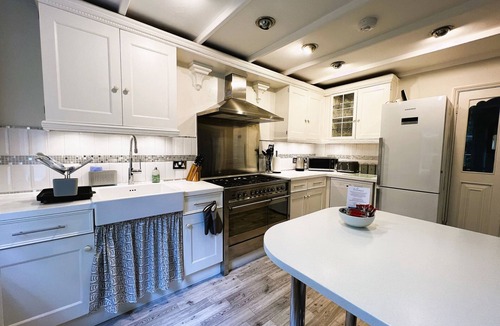 Ryde Ski Chalet | Middle Lodge