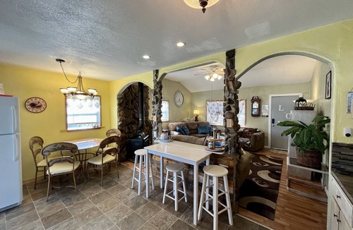 Tyrone House | Middle of town lodge style cottage