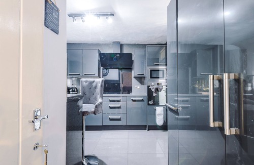 Middleton House | Middleton | 4 Bed | Free Parking | Long stays