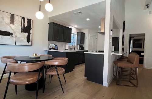 Midland House | Midland Luxe Stay- Private Pool- Sleeps 8 - Dedicated Workspace- Pool Table