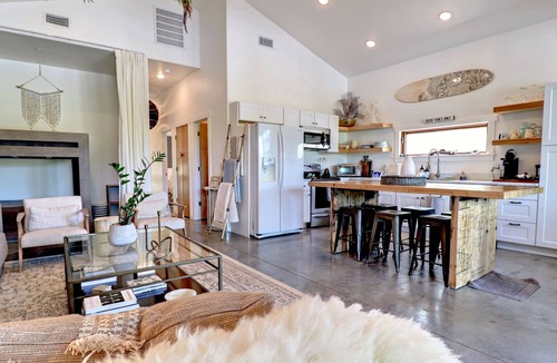 Fayetteville House | Midnight Eddy @ Water's Edge: Lake front~Hot Tub~Fire pit~Kayaks~more