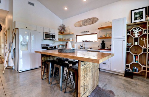Fayetteville House | Midnight Eddy @ Water's Edge: Lake front~Hot Tub~Fire pit~Kayaks~more