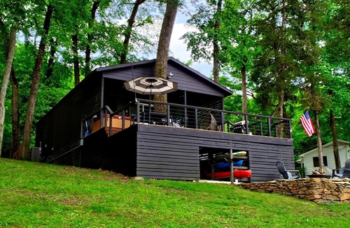 Fayetteville House | Midnight Eddy @ Water's Edge: Lake front~Hot Tub~Fire pit~Kayaks~more