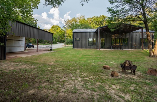 Hearne House | Midnight Oaks Retreat features privacy, and abundant space for r&r