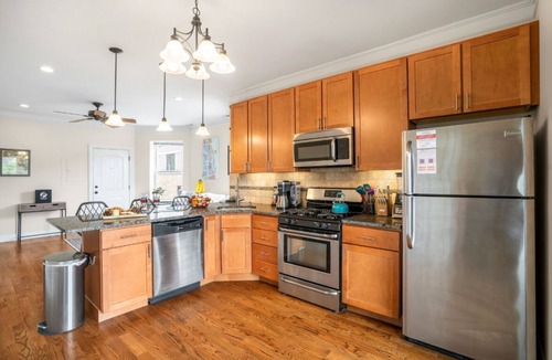 St. Ben's Apartment | Midterm Furnished Rental - North Center, Chicago 2Bed 1Bath