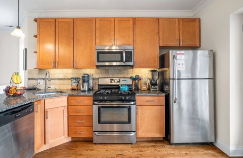 St. Ben's Apartment | Midterm Furnished Rental - North Center, Chicago 2Bed 1Bath