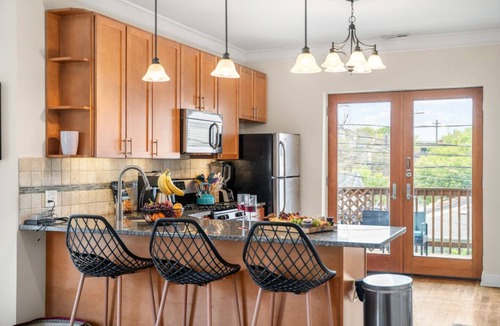 St. Ben's Apartment | Midterm Furnished Rental - North Center, Chicago 2Bed 1Bath