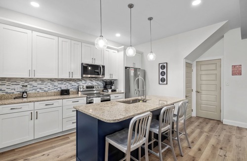 St. Louis House | Midterm Rental - 1 Mi from Wash U & Pet Friendly