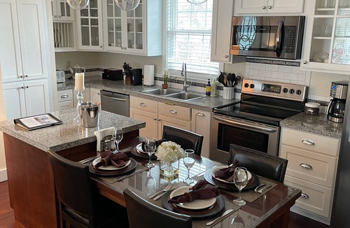 Westfort Apartment | Midtown Apt - 2Bed/2Bath - Private Hot tub and Patio - Close to Pearl and Dtwn