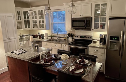 Westfort Apartment | Midtown Apt - 2Bed/2Bath - Private Hot tub and Patio - Close to Pearl and Dtwn