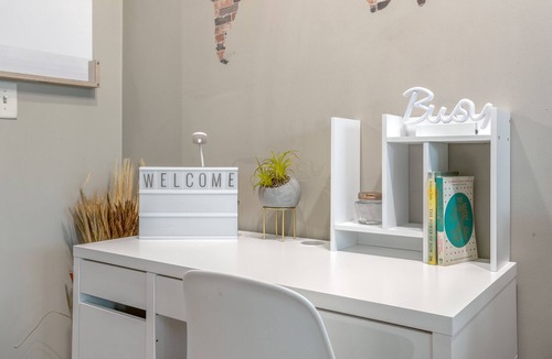 Westside Apartment | ✨Midtown BOHO getaway✨KING bed✨FREE parking✨