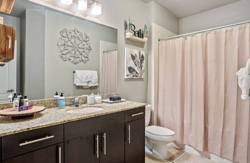 Westside Apartment | ✨Midtown BOHO getaway✨KING bed✨FREE parking✨