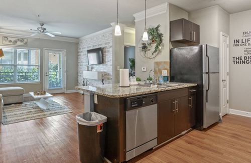 Westside Apartment | ✨Midtown BOHO getaway✨KING bed✨FREE parking✨