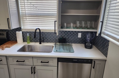 South Central Houston Apartment | MIDTOWN COZY HIDEAWAY 1