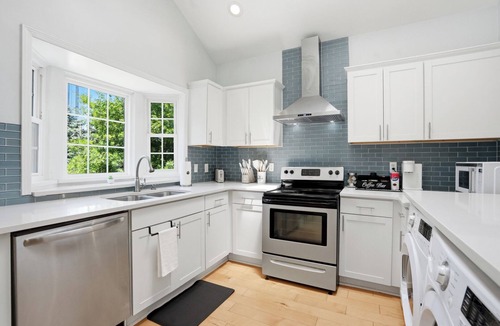 Midtown Apartment | Midtown Gem Just 1 Block to Piedmont Park! Free Parking & Private Entrance