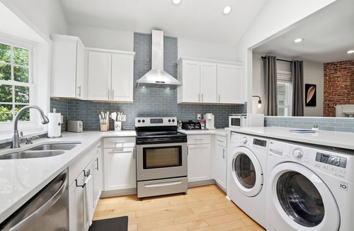 Midtown Apartment | Midtown Gem Just 1 Block to Piedmont Park! Free Parking & Private Entrance