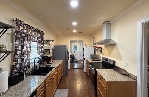 Vollintine-Evergreen House | Midtown Historic 3BR - Quiet + Workspace