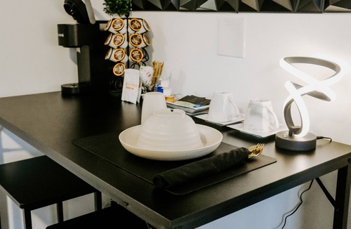 South Central Houston Apartment | Midtown Houston Studio, Fast Wifi, Late Check Out!