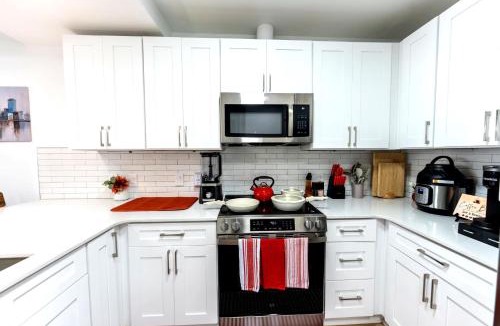 Midtown Apartment | Midtown LuxePad 1B1B with Pool Gym Grills Xbox