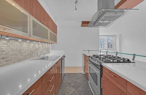 Tudor City Apartment | Midtown Manhattan apartment with Empire State Building View
