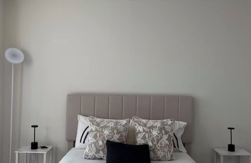 Tudor City Apartment | Midtown Manhattan apartment with Empire State Building View