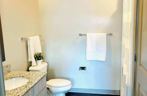 Home Park Apartment | Midtown Modern Apartment 04-C1