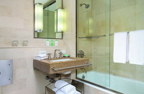 Midtown East Resort | Midtown NYC 1BR with Rooftop Prime Location on Lovely Resort